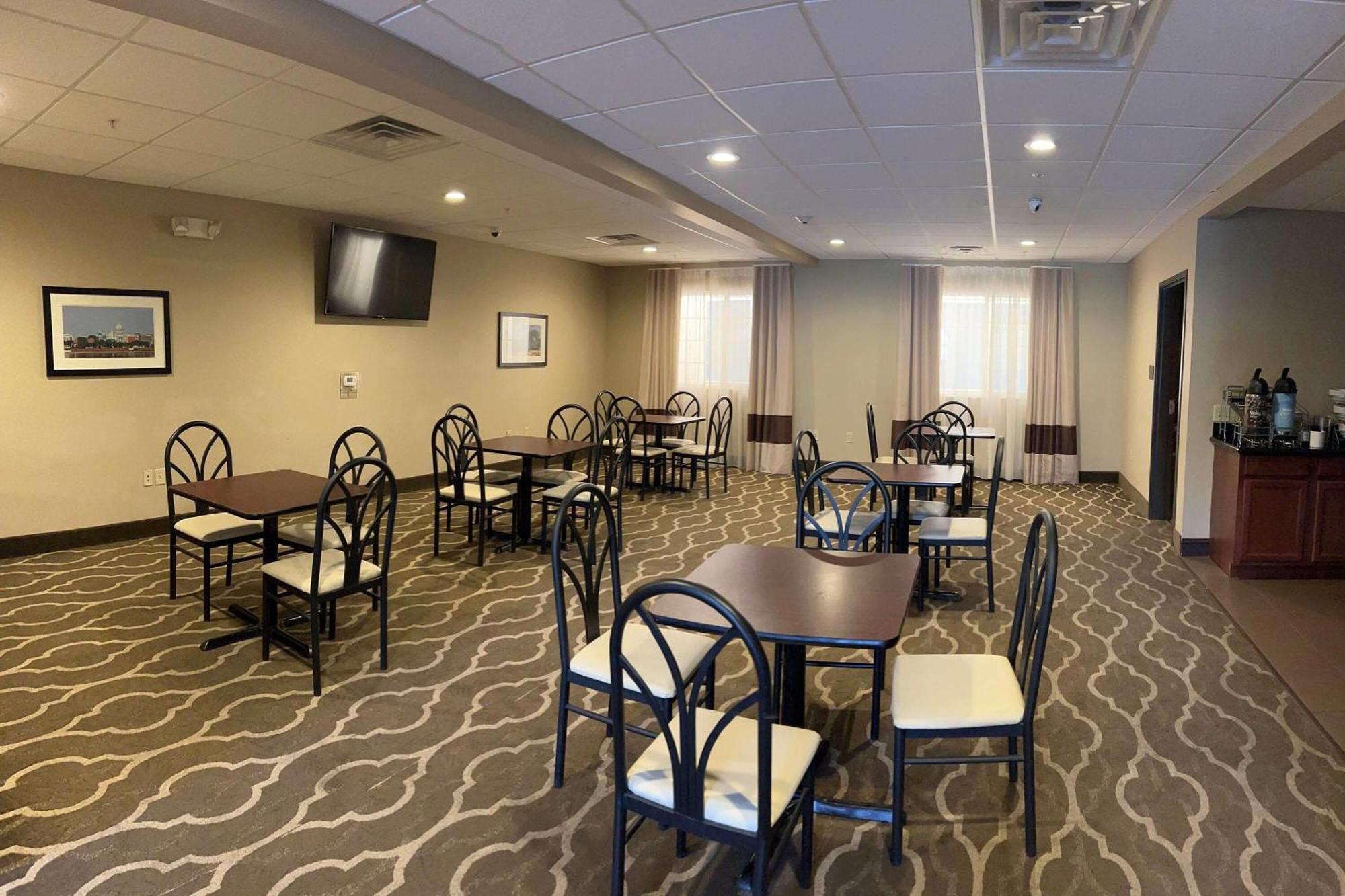 Days Inn & Suites By Wyndham Manheim Lebanon Exterior photo
