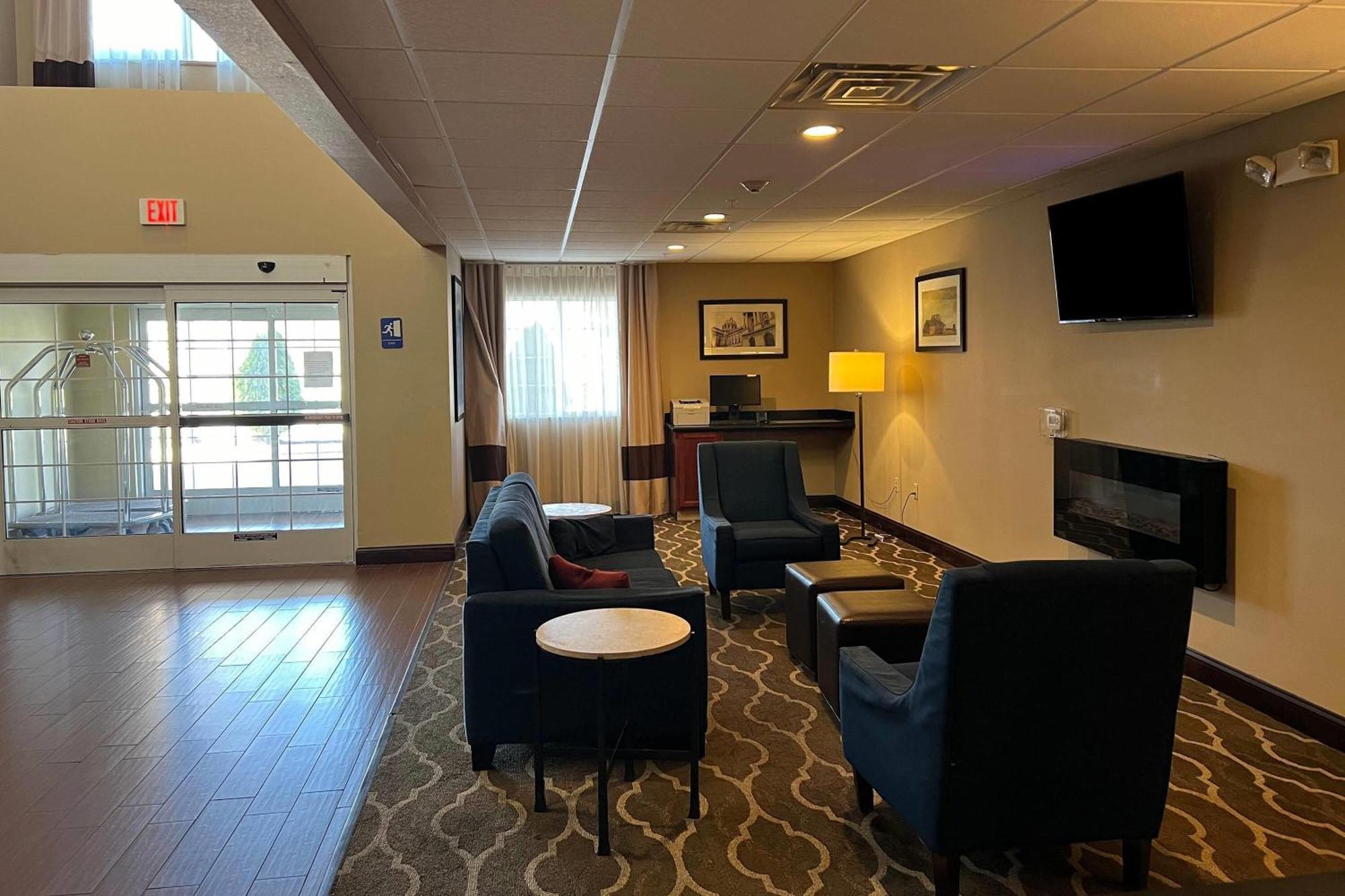 Days Inn & Suites By Wyndham Manheim Lebanon Exterior photo